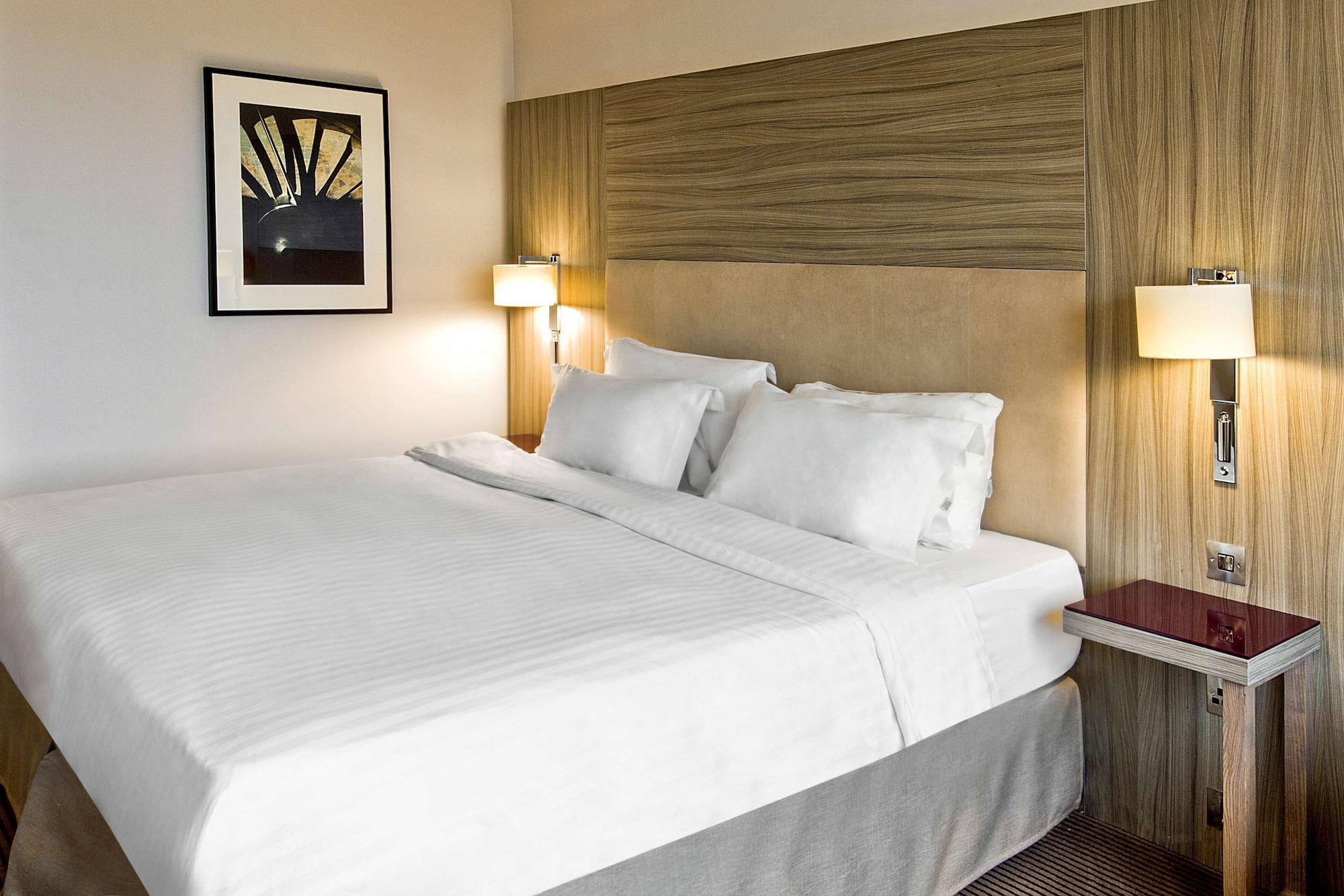 Radisson Blu Manchester Airport 4*